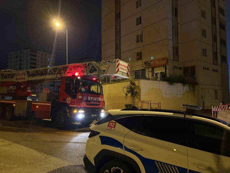 Kayseri’de 10 katlı binada yangın paniği