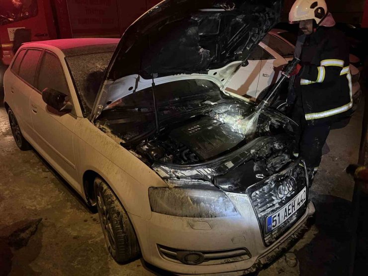Niğde’de park halindeki otomobil yandı