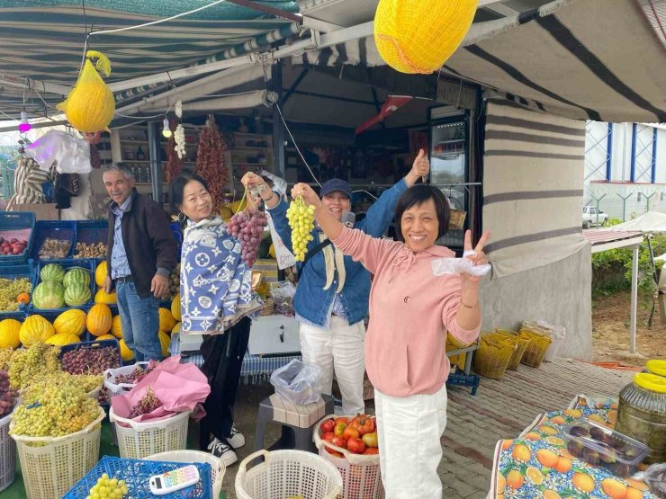 Venezüellalı turistler Sarıgöl üzümlerine hayran kaldı