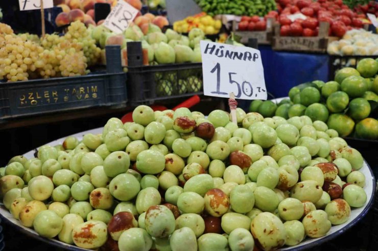 Sivas’ta tezgahların yeni gözdesi ’hünnap’ meyvesinin faydaları saymakla bitmiyor