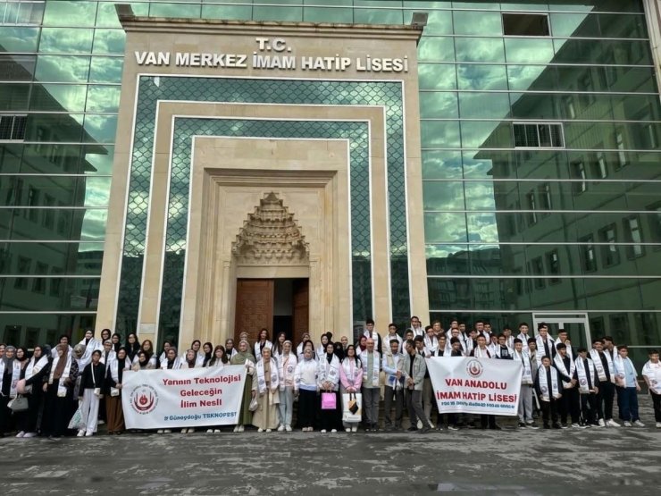 Van Anadolu İmam Hatip Lisesinden TEKNOFEST’e 100 kişilik katılım