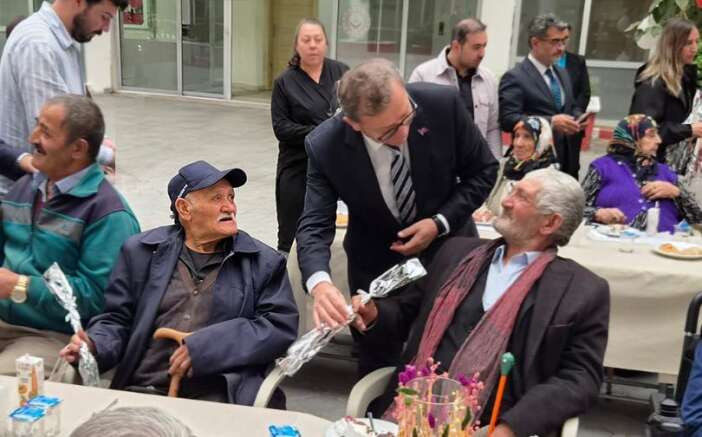 vali-polat-huzurevi-sakinlerini-ziyaret-etti