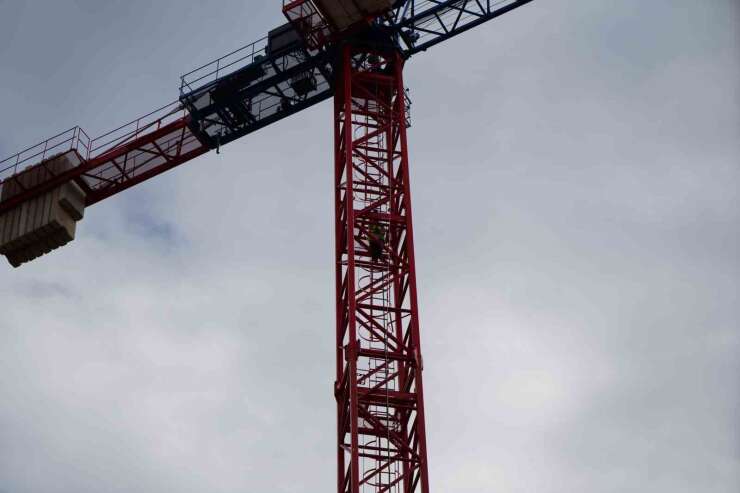 Erzincan’da 48 metrelik kule vincin kadın operatörü
