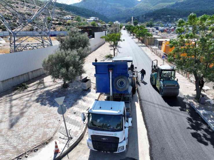 Yunusemre Emlakdere’de 2 kilometrelik yol sıcak asfaltla yenilendi