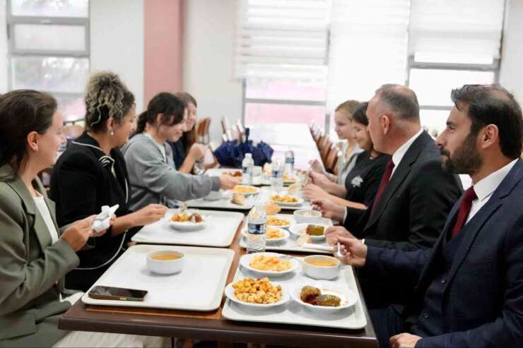 Müdür Özalp, Bandırma’daki yurtlarda öğrencilerle buluştu