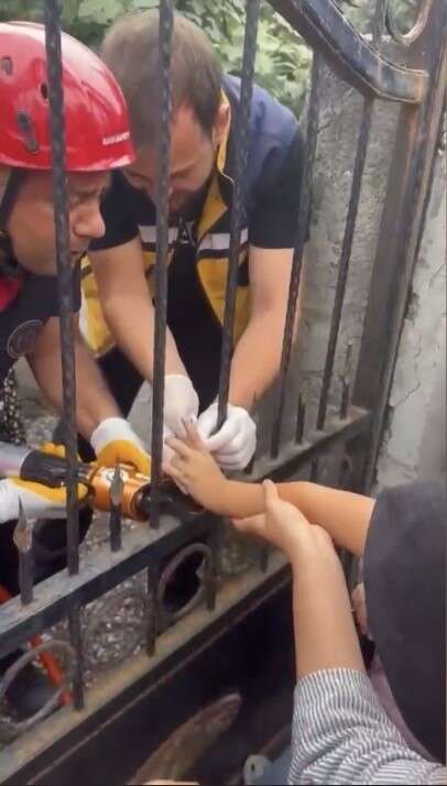 Osmaniye’de korkuluğa saplanan çocuğun parmağını itfaiye kurtardı