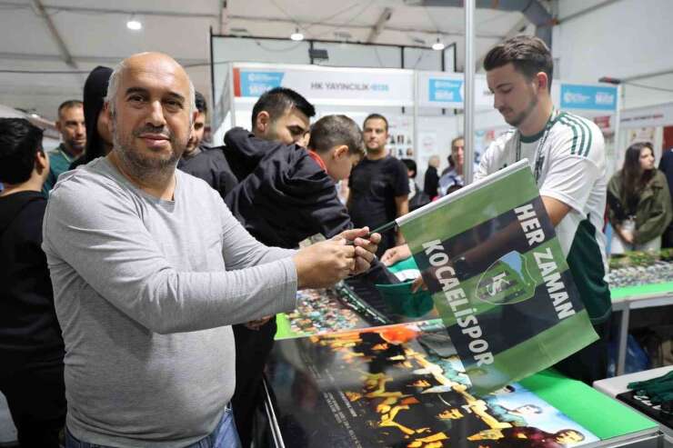 Kitap Fuarı’nda Kocaelispor standına ziyaretçilerden ilgi