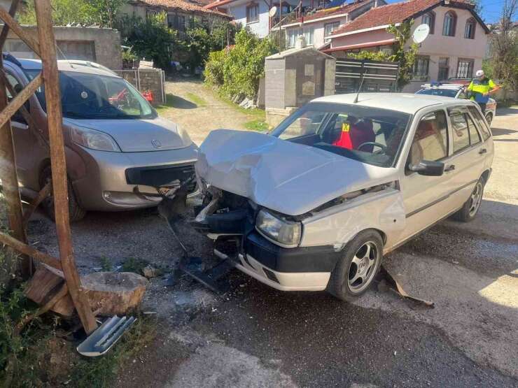 Bilecik’te otomobil elektrik direğine çarptı: 1 yaralı
