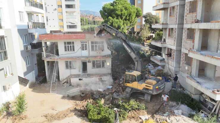 Metruk bina yıkıldı, trafik rahatlayacak