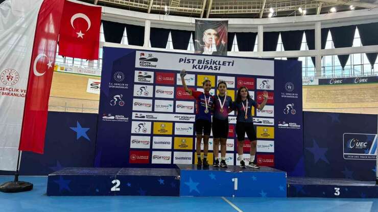 Akhisarlı genç bisikletçiler Konya’dan madalyalarla döndü