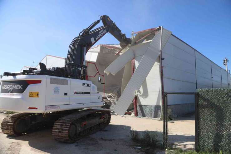 Nilüfer’de kaçak fabrika yıkıldı