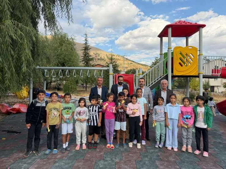 Kaymakam Pelvan deprem konutları ve çocuk parkları inceledi