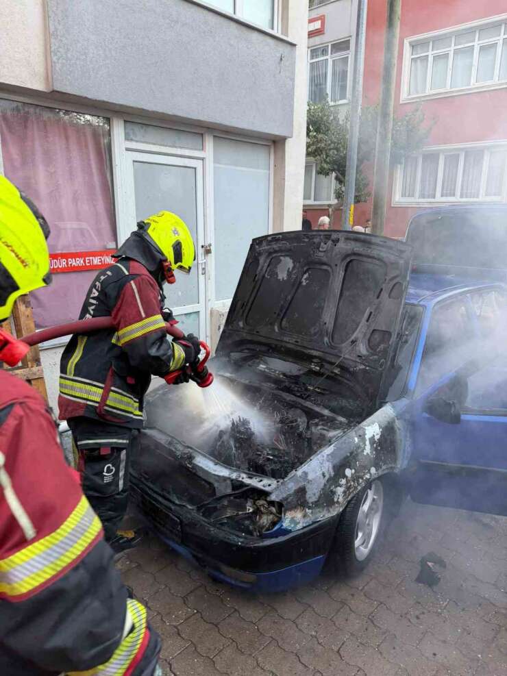 Bandırma’da park halindeki otomobilin motor kısmında alev aldı