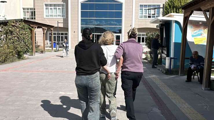 Burdur’da araçların önüne atlayıp polise saldırmaya çalışan kadın adliyeye sevk edildi