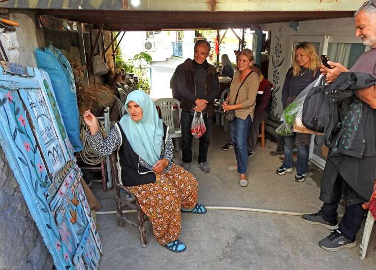 Çeşme’deki eski kapıya Nuran Erden’in fırçasıyla yeni hayat