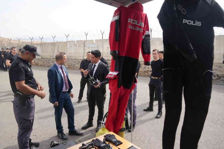Cizre Kaymakamı Baycar, su altı arama kurtarma ekibi ile görüştü