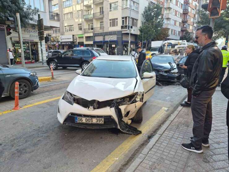 Eskişehir’de iki araç kafa kafaya çarpıştı
