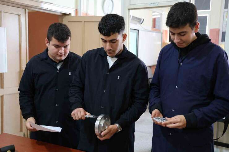 Kırşehir’de meslek lisesi öğrencileri endüstriyel robot kol üretimine başladı