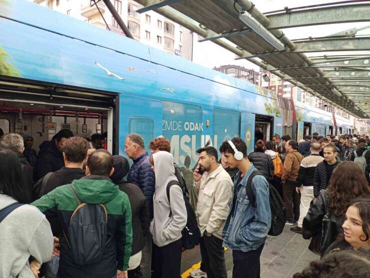 Samsun’da sabah saatlerinde tramvaylarda yoğunluk