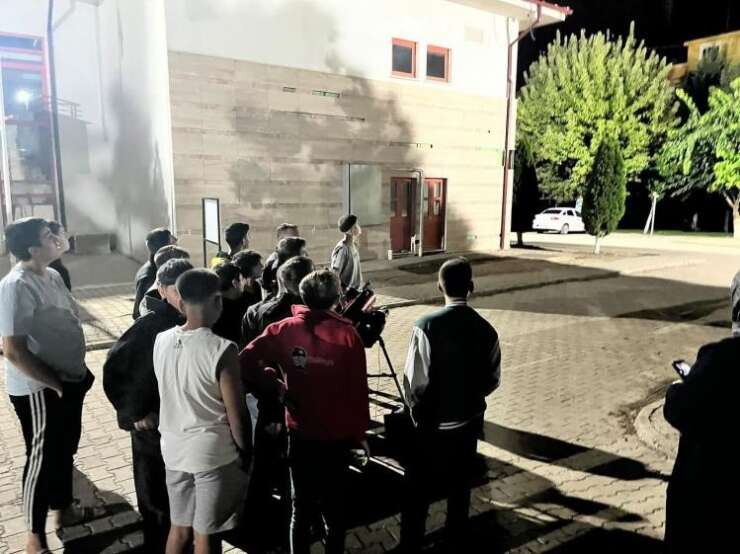 Bilecik’te çocuklar teleskopla gökyüzünü inceledi