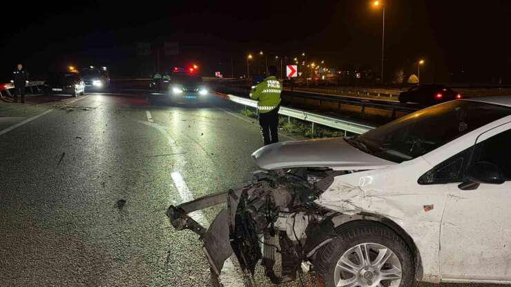 Otomobil bariyerlere çarparak savruldu: 1 yaralı