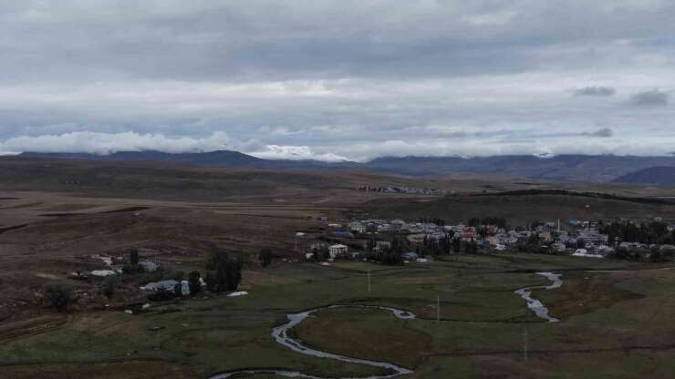 Kars’ta dağların zirvesi beyaza büründü