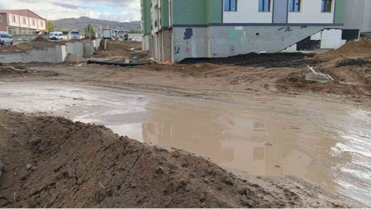 Van’da öğrencilerin okul yolunda çamur çilesi