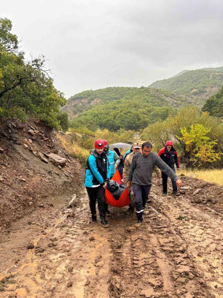 Yağış nedeniyle köyde mahsur kalan hastaya ekipler ulaştı