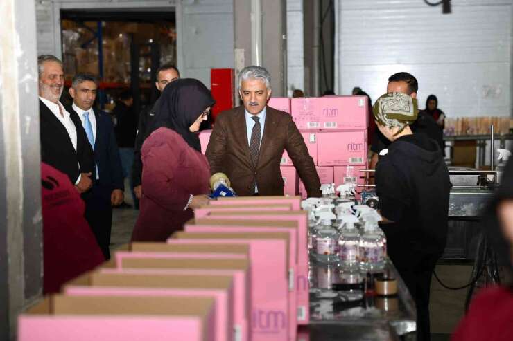Vali Makas, üretim yapan fabrikaları inceliyor