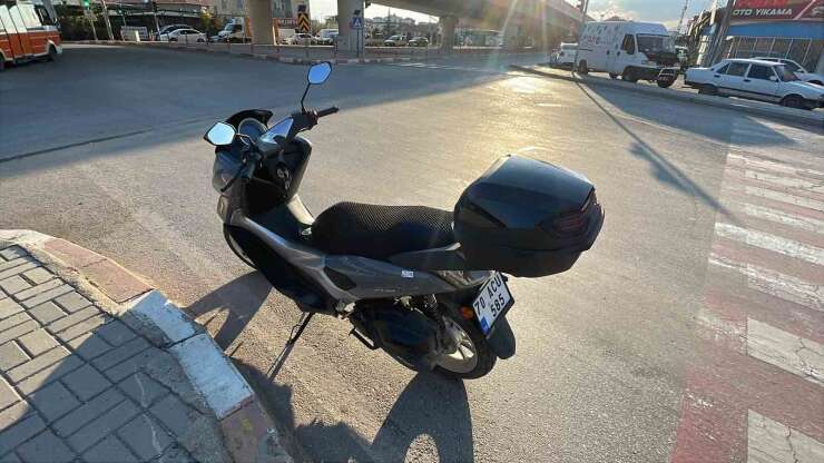Kırmızı ışıkta duran motosiklete otomobil çarptı: 1 polis yaralandı