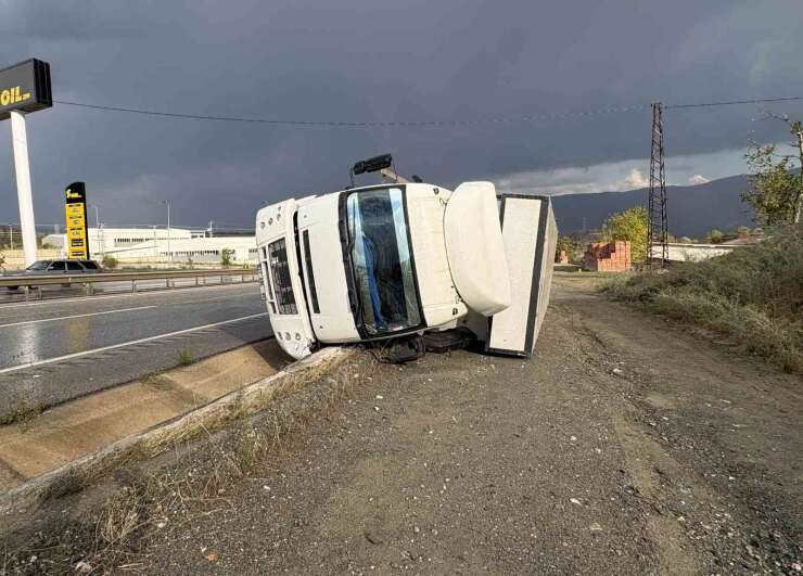 Kastamonu’da devrilen kamyondaki 2 kişi yaralandı