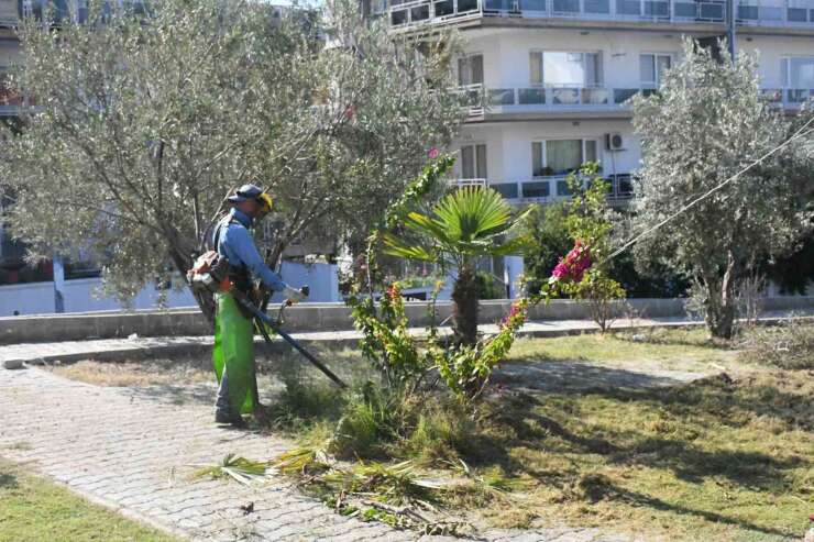 Kuşadası’nda park ve yeşil alanlar bakımdan geçiriliyor