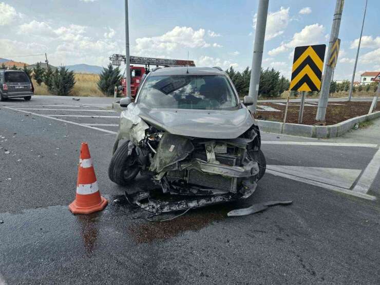 Afyonkarahisar’da trafik kazası:1 ölü 2 yaralı