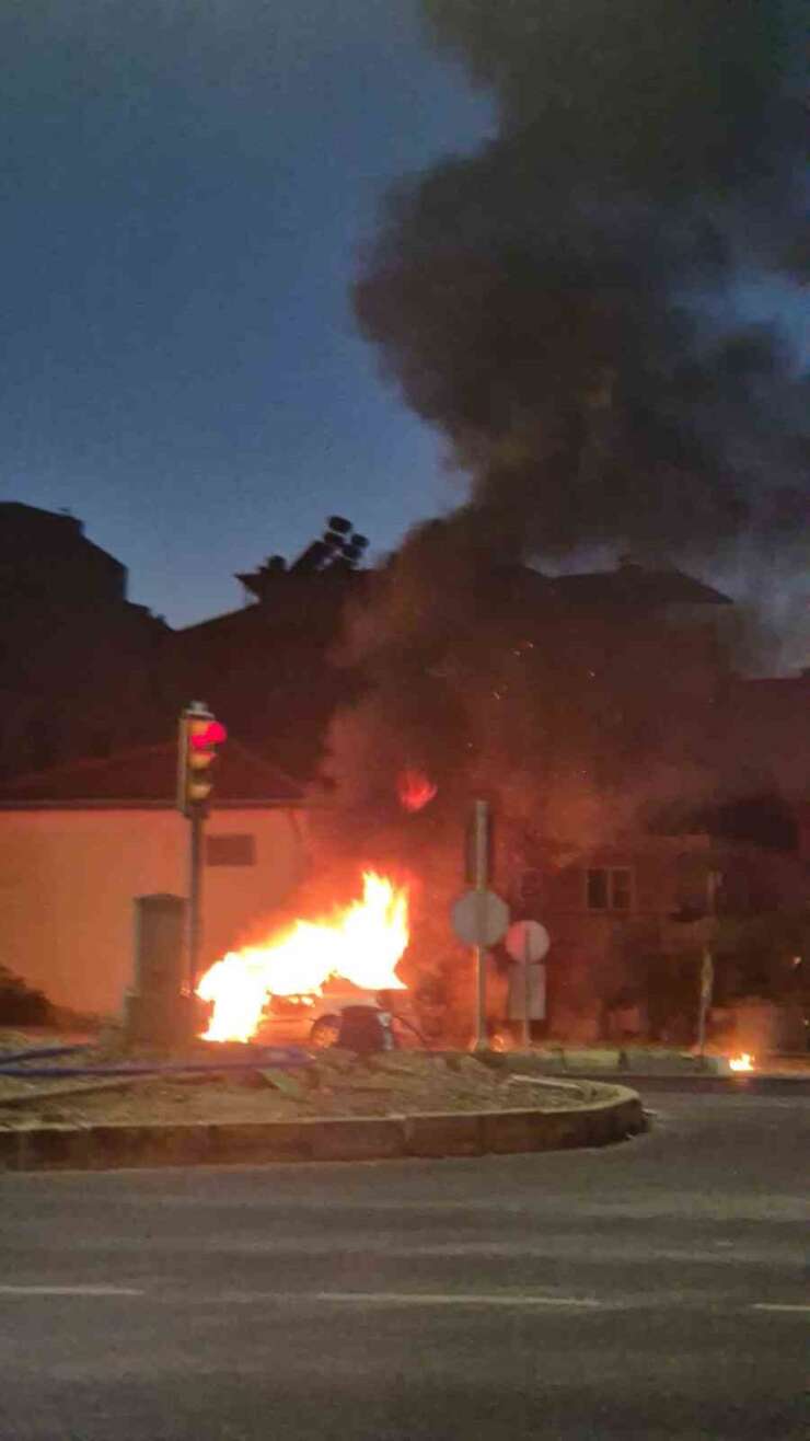 Denizli’de seyir halindeki otomobil alev topuna döndü