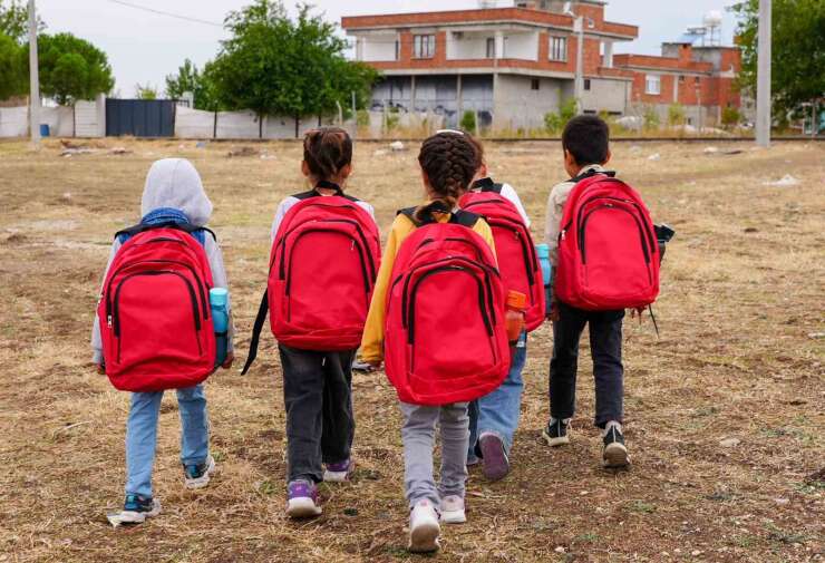 Diyarbakır’da öğrencilere kırtasiye ve çanta desteği