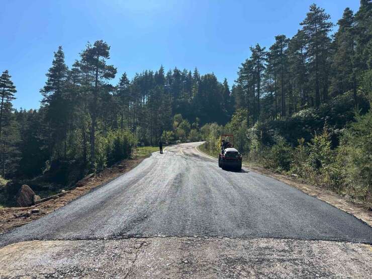 Kaynaşlı Bıçkıyanı-Topuk Yaylası yolunda asfalt yama çalışması
