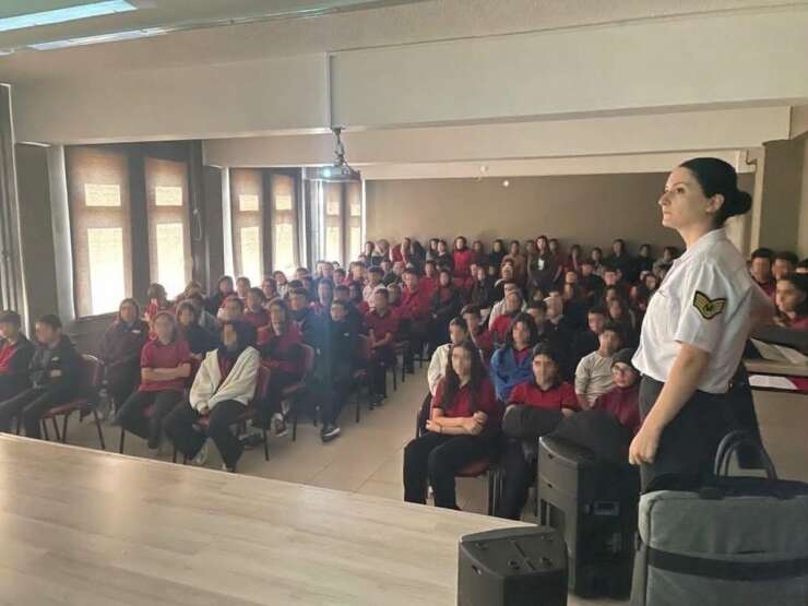 Manisa’da jandarmadan öğrencilere ‘Siber Zorbalık’ semineri