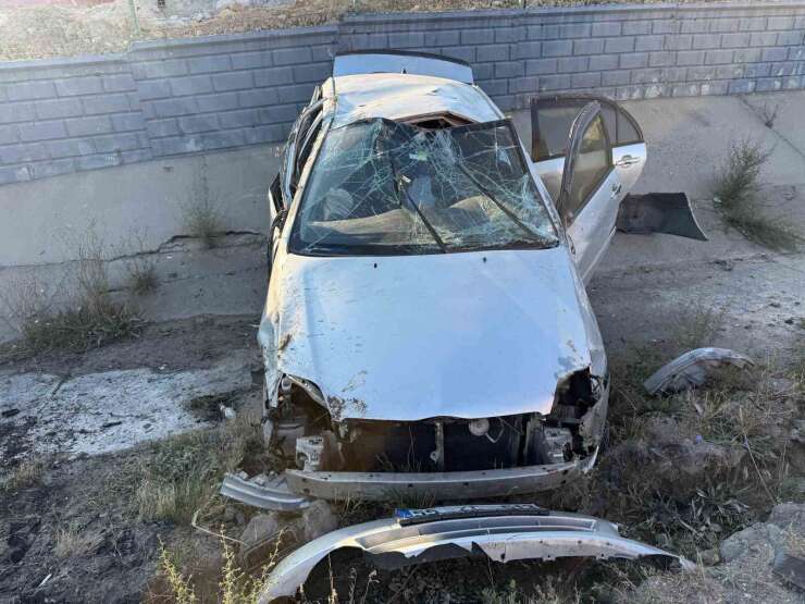 Yozgat’ta refüje çarpan otomobil devrildi, 3 kişi yaralandı