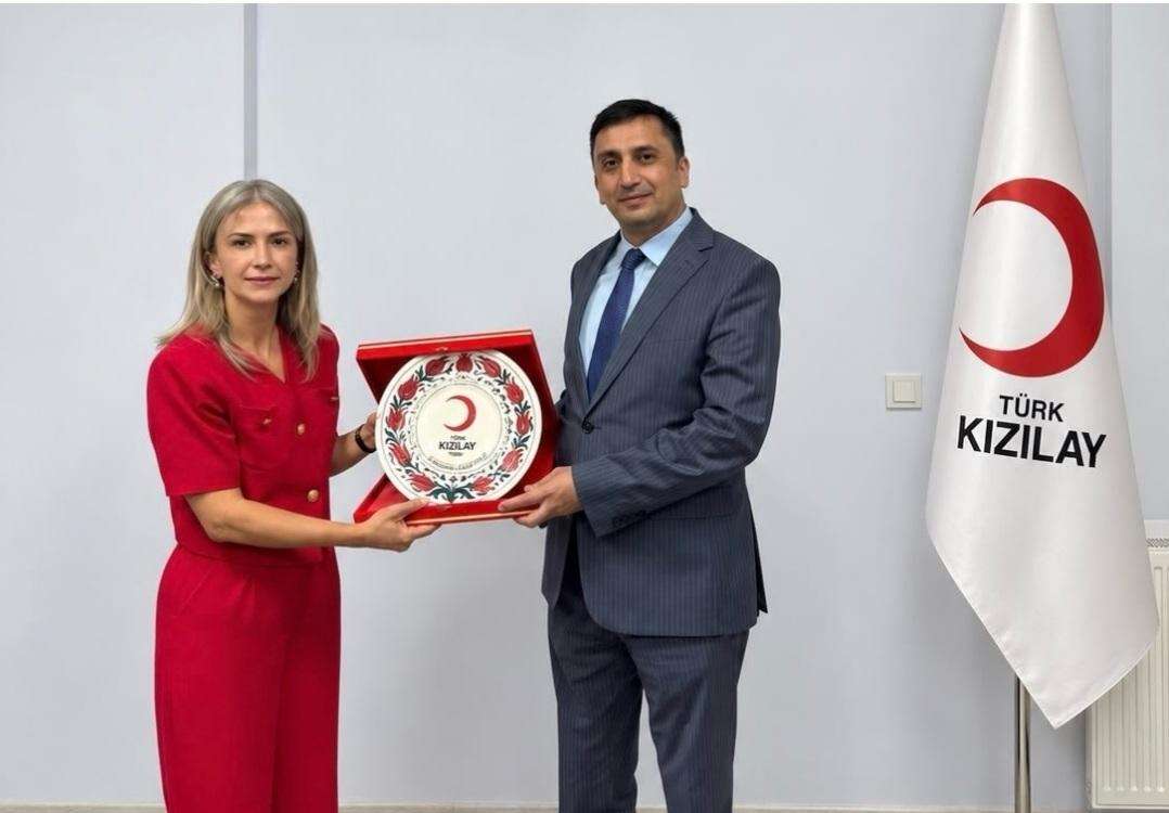 azerbaycan-baskonsolosu-zeynalov-kars-kizilay-ziyareti