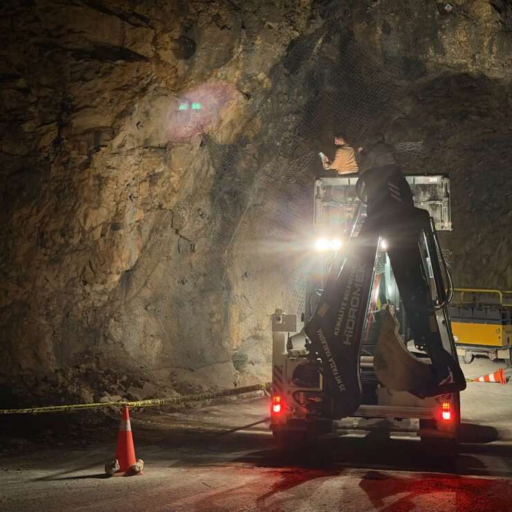 Kemaliye Taş Yolu’nda kaya düşmesine müdahale edildi