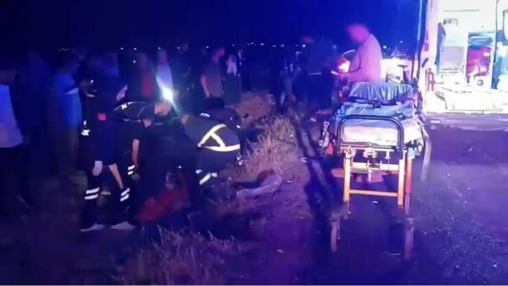 Mardin’de otomobil motosikletle çarpıştı: 1’i ağır 2 yaralı