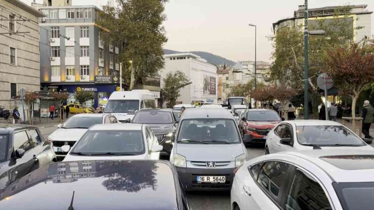 Bursa’da sabah namazı yoğunluğu: Trafik tek şeride düştü