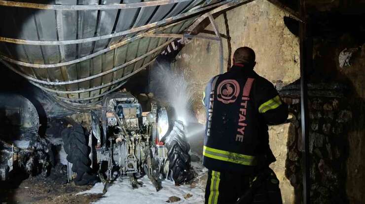 Çivril’de alevler iki tarım aracını kullanılamaz hale getirdi