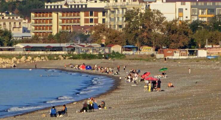 Kastamonu’da vatandaşlar yazdan kalma günün tadını sahilde çıkardı