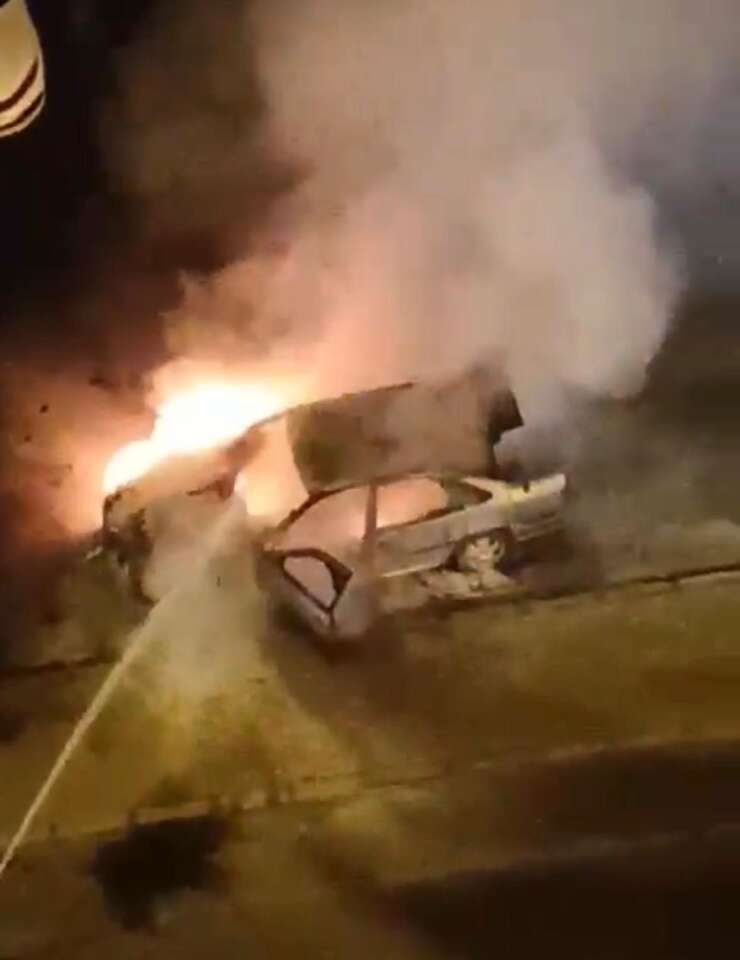 Kayseri’de park halindeki otomobil alev alev yandı