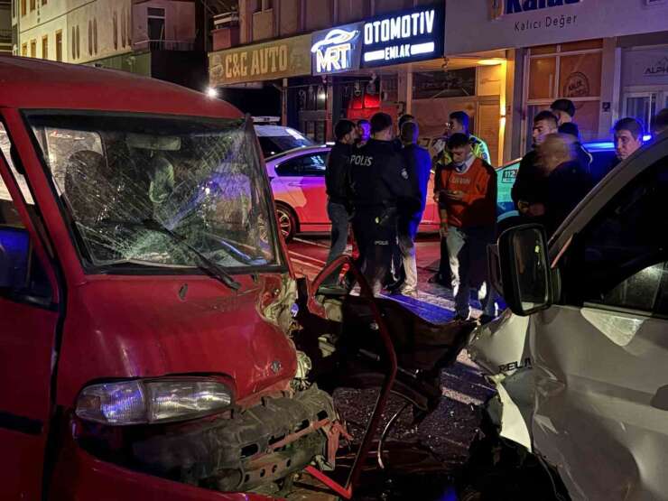 Pikapla kafa kafaya çarpışan kamyonet sürücüsü araçta sıkıştı: 2 yaralı