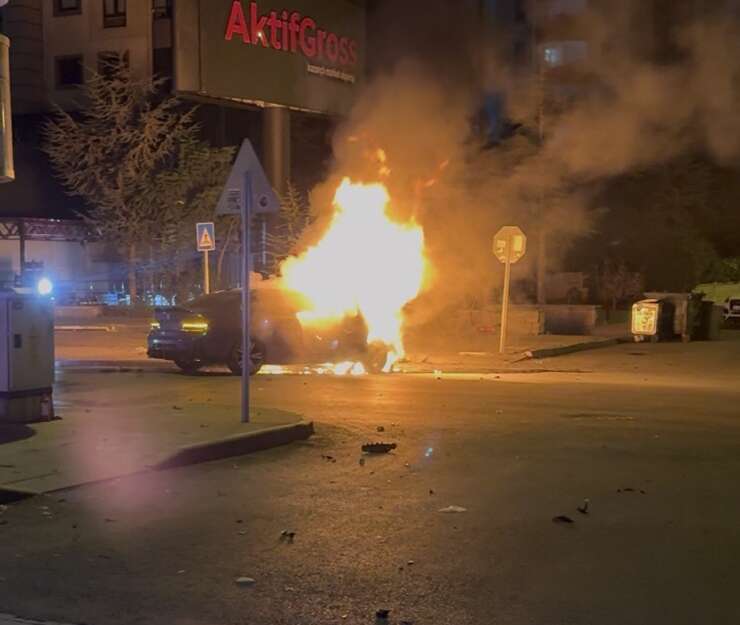 Kayseri’de park halindeki otomobile ve ağaca çarpan otomobil alev aldı: 1’i ağır, 2 yaralı