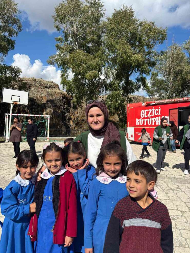 Yeşilay’dan Çerme Köyü’ndeki çocuklara anlamlı ziyaret