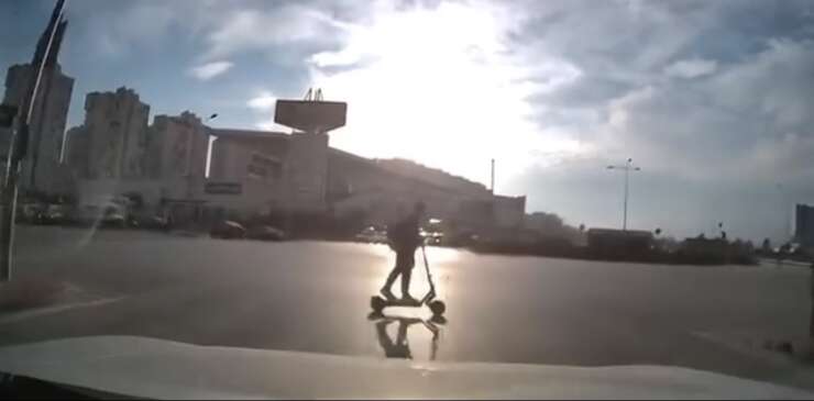 Bursa’da ışık ihlali yapan scooter sürücüsü kazadan kıl payı kurtuldu