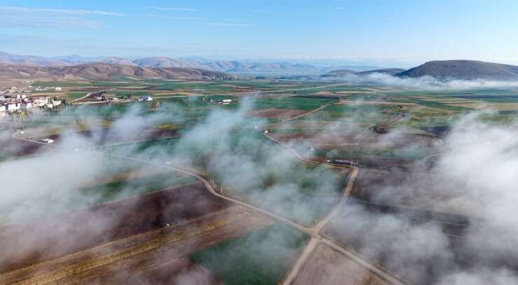 Demirözü’nde sis bulutları ovaya yayıldı